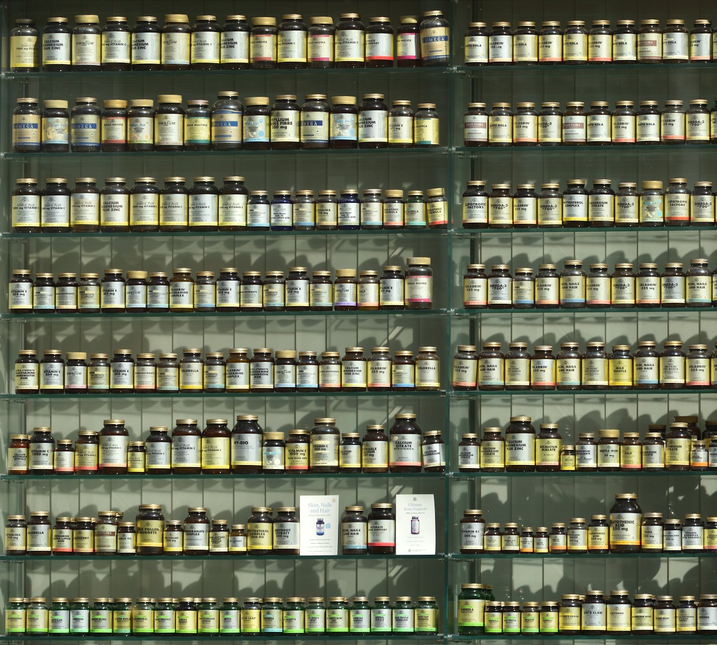 Regale voller Vitamin- und Nahrungsergänzungsmittelflaschen.